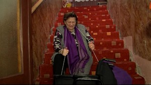 Božene amputovali nohu, príspevok na kúpeľňu jej neschválili. Takto chodí hore schodmi na toaletu