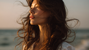 Letná vlasová rutina: Ako si udržať lesk a zdravie vlasov aj na dovolenke