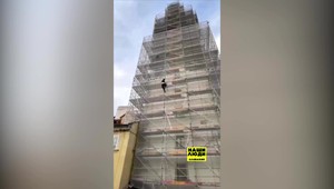 V 50 - metrovej výške si chcel vraj urobiť video, tak vyšiel na historickú budovu v Starom meste