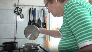 Dôchodcov oklamal podvodník. Dostali hrnce za 15 eur, prišli o zlato za tisíce