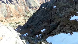 Turista za tmy uviazol v šmykľavom teréne vo Vysokých Tatrách