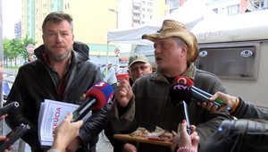 NAŽIVO: Tlačová beseda farmárov pod názvom "Stanovačka pokračuje ďalej. Máme Toho dosť!"