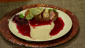 Kačacie prsia s topinamburovým pyré, cviklovo-malinovým chutney a petržlenovým čipsom