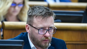 Český biochemik podáva trestné oznámenie na Kotlára pre dezinformácie o očkovaní