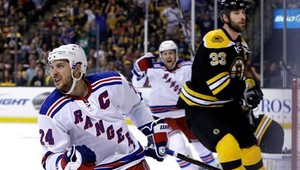 VIDEO. Chára dostal od Callahana hokejkou do tváre