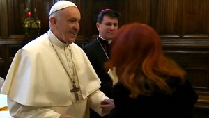 VIDEO: Pápež František sa uhýbal veriacim, chceli pobozkať jeho prsteň