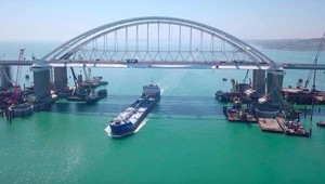 Putin otvoril najdlhší most v Rusku. Prešiel ním v oranžovom Kamaze