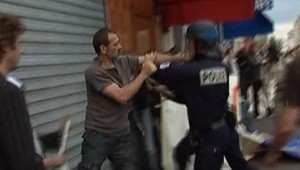 Zásah parížskych policajtov voči demonštrantom bol neprimeraný