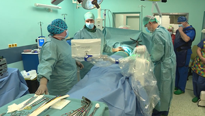 Pri operáciách chrbtice pomáhajú roboty poháňané umelou inteligenciou