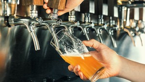 Slovensko je konečne prvé! Bratislava má najlacnejšie pivo na svete