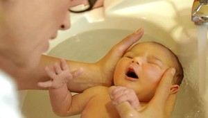 Kúpanie bábätka, ktoré fascinuje: Dieťa ani netuší, že už nie je v brušku