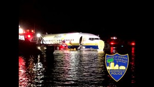 Lietadlo pristálo v rieke, zošmyklo sa z pristávacej dráhy