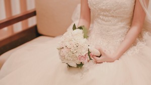 Tejto neveste sa smeje celý internet: Keď uvidíte jej šaty zozadu, bude vám jasné prečo