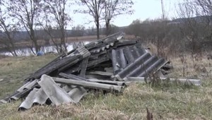 Do územia vzácnej mokrade vysypali nebezpečný azbest. Má vplyv aj na človeka