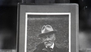 V škole bol trikrát v školskom väzení, jeho Krvavé sonety mala v zbierke aj Alžbeta II.. Hviezdoslavovi pred kežmarským lýceom, kde študoval, odhalili sochu.