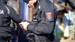 Policajti majú novú zbraň proti zlodejom dreva v lesoch. Posvietia si na nich zhora