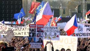 Pražské ulice zaplnilo až 300 tisíc demonštrantov. Vyzvali premiéra k odchodu