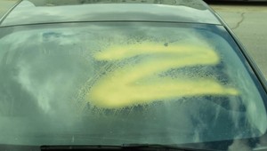 Neznámy páchateľ popísal písmenom Z autá dvom ukrajinským rodinám