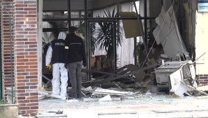 Na východe niekto odpálil vchod do kultúrneho domu. Ich cieľom bol bankomat