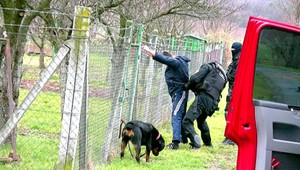 Petra (28) obvinili z únosu a vydierania, prišli si poňho kukláči