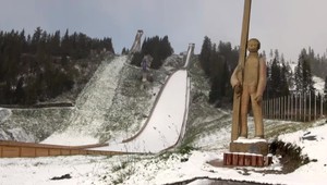 Napadol prvý sneh. Sypači si nepamätajú takú skorú nádielku