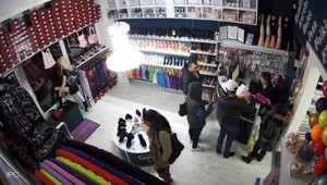 Priamo pod kamerami kradli v obchode s tanečným oblečením. Spoznali ste ich?