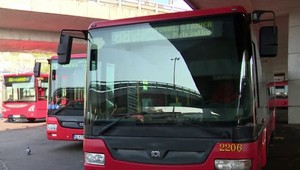 Šofér auta blokoval autobus. Zastavil na zastávke a nadával