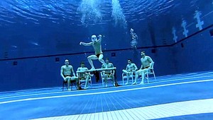 VIDEO. Skupina pod vodou? Pozrite sa