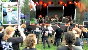 Dáma v bielom na metalovom festivale, prišla sa modliť a protestovať