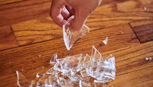 Chytrý trik na bezpečné pozbieranie rozbitého skla