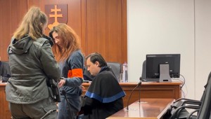 Objednala sa do salónu krásy, aby dýkou zavraždila sokyňu v láske. Dve ženy sa teraz stretli zoči-voči