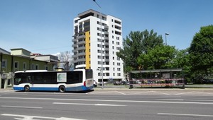 Sklenená strecha na zastávke zranila ženu. Expertíza odhalila problém