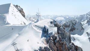 Ľadová konštrukcia na alpskom svahu