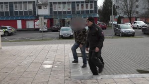 Muž zo zariadenia sociálnych služieb priložil žene ku krku príborový nôž