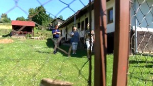 Brat ohrozoval súrodencov sekerou. Vyhrážal sa, že dom poleje benzínom a podpáli ho