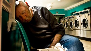 V zajatí manželky: Zamknutý v práčovni len na suchých rožkoch