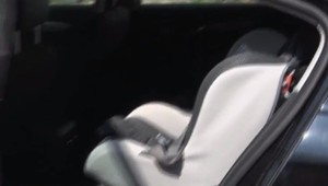 Matka nechala 2-ročnú dcéru v aute pred domom. Kým ju našla, bolo neskoro