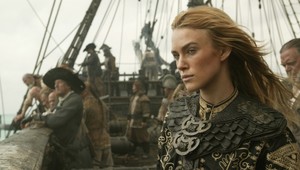 Piráti z Karibiku 5: Nový japonský trailer láka fanúšikov na návrat Elizabeth Swan!