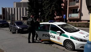 Polícia zastavila vodiča pri bežnej cestnej kontrole. Z vrecka mu vypadli drogy