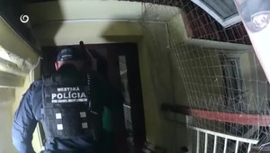 Polonahý muž v cudzom apartmáne: Bezstarostný spánok mu prerušila hliadka