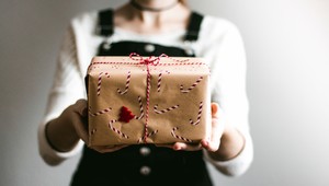 Záchodová doska či mop. Aké najhoršie darčeky dostávajú ľudia na Vianoce?