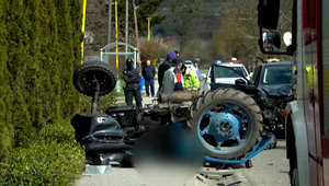 Tragická nehoda uprostred obce: Zrazilo sa auto s traktorom