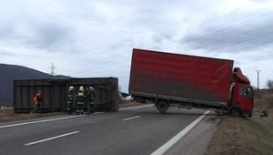 Vietor odfúkol z cesty nákladiak