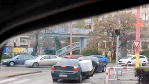 Bizár v osobnom aute. Kuchynský spotrebič trčal z bočných dverí