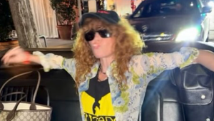 Škandál v lietadle: Známa herečka spôsobila meškanie, napokon ju museli vyviesť!