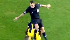 VIDEO. Fíha, to bola autoinzultácia... Komická etuda rozhodcu