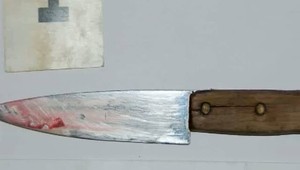 Muž bodol ženu do chrbta a seba do brucha