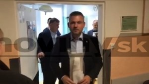 V popradskej nemocnici ošetrovali premiéra Pellegriniho. Zrazil sa s jeleňom