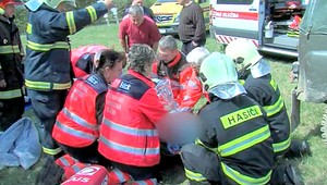 Išiel na drevo, zavalilo ho. Zasahoval vrtuľník