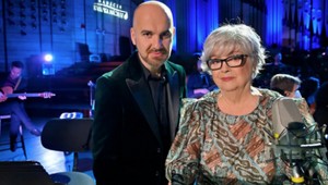 Učiteľka so žiakom za spoločným mikrofónom